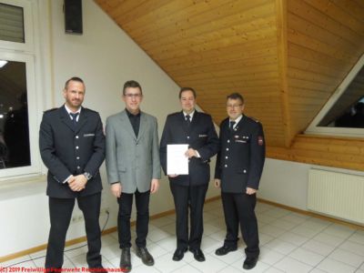 Feuerwehrmann Oliver Koob erhält die Ernennungsurkunde zum Löschmeister. Auf dem Bild zu sehen: stv. Kommandant Klaus Baumgärtner, Bürgermeister, Gunter Jungmann, Löschmeister Oliver Koob, Kommandant Bruno Dentz (v.l.n.r.) Feuerwehrmann Oliver Koob erhält die Ernennungsurkunde zum Löschmeister. Auf dem Bild zu sehen: stv. Kommandant Klaus Baumgärtner, Bürgermeister, Gunter Jungmann, Löschmeister Oliver Koob, Kommandant Bruno Dentz (v.l.n.r.)