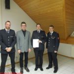 Ernennung zum Löschmeister Feuerwehrmann Oliver Koob erhält die Ernennungsurkunde zum Löschmeister. Auf dem Bild zu sehen: stv. Kommandant Klaus Baumgärtner, Bürgermeister, Gunter Jungmann, Löschmeister Oliver Koob, Kommandant Bruno Dentz (v.l.n.r.)