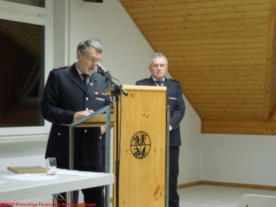 In seiner Ansprache ehrt Kommandant Bruno Dentz den Hauptlöschmeister Thomas Schilling für sein hohes Engagement innerhalb der Feuerwehr In seiner Ansprache ehrt Kommandant Bruno Dentz den Hauptlöschmeister Thomas Schilling für sein hohes Engagement innerhalb der Feuerwehr
