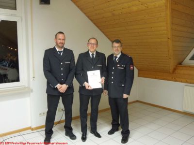 Verleihung des Feuerwehr-Ehrenabzeichens der Freiwilligen Feuerwehr Reichartshausen in Gold durch den Kommandanten Bruno Dentz Verleihung des Feuerwehr-Ehrenabzeichens der Freiwilligen Feuerwehr Reichartshausen in Gold durch den Kommandanten Bruno Dentz