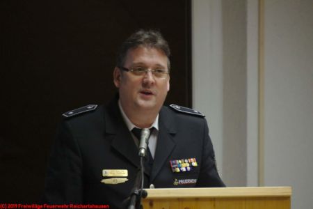 Ansprache an die versammelten Mitglieder der Feuerwehr Reichartshausen durch Unterkreisführer Oliver Kohlhepp Ansprache an die versammelten Mitglieder der Feuerwehr Reichartshausen durch Unterkreisführer Oliver Kohlhepp