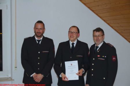 Verleihung des Feuerwehr-Ehrenabzeichens der Freiwilligen Feuerwehr Reichartshausen in Gold. Im Bild: stv. Kommandant Klaus Baumgärtner, Hauptfeuerwehrmann Heiko Treubel und Kommandant Bruno Dentz (v.l.n.r.) Verleihung des Feuerwehr-Ehrenabzeichens der Freiwilligen Feuerwehr Reichartshausen in Gold. Im Bild: stv. Kommandant Klaus Baumgärtner, Hauptfeuerwehrmann Heiko Treubel und Kommandant Bruno Dentz (v.l.n.r.)