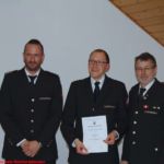 Hauptfeuerwehrmann Heiko Treubel Verleihung des Feuerwehr-Ehrenabzeichens der Freiwilligen Feuerwehr Reichartshausen in Gold. Im Bild: stv. Kommandant Klaus Baumgärtner, Hauptfeuerwehrmann Heiko Treubel und Kommandant Bruno Dentz (v.l.n.r.)