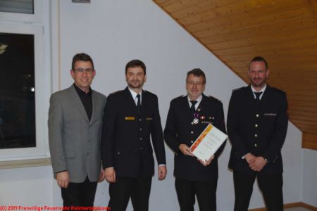 Der deutsche Feuerwehrverband verleiht durch den stv. Kreisbrandmeister Silvio Schädel das Deutsche Feuerwehr-Ehrenkreuz in Silber an Kommandant Bruno Dentz. Im Bild: Bürgermeister Gunter Jungmann, stv. Kreisbrandmeister Silvio Schädel, Kommandant Bruno Dentz, stv. Kommandant Klaus Baumgärtner (v.l.n.r.) Der deutsche Feuerwehrverband verleiht durch den stv. Kreisbrandmeister Silvio Schädel das Deutsche Feuerwehr-Ehrenkreuz in Silber an Kommandant Bruno Dentz. Im Bild: Bürgermeister Gunter Jungmann, stv. Kreisbrandmeister Silvio Schädel, Kommandant Bruno Dentz, stv. Kommandant Klaus Baumgärtner (v.l.n.r.)