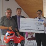 symbolische Scheckübergabe durch den BGV an die Gemeinde