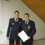 Kommandant Oliver Kohlhepp (li.) übergibt die Ehrenmedaille in Gold der Freiwilligen Feuerwehr Epfenbach an Kommandant Bruno Dentz (re.) für gute Zusammenarbeit der beiden Wehren. Kommandant Oliver Kohlhepp (li.) übergibt die Ehrenmedaille in Gold der Freiwilligen Feuerwehr Epfenbach an Kommandant Bruno Dentz (re.) für gute Zusammenarbeit der beiden Wehren.