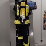 Ein Feuerwehrmann trainiert auf der endlos Leiter Ein Feuerwehrmann trainiert auf der endlos Leiter