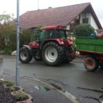 Schlepper auf Suche Altpapiersammlung 2016 - Schlepper auf der Suche nach Altpapier in den Strassen