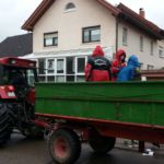 Hoch auf dem Wagen Altpapiersammlung 2016 - Mannschaft auf Schlepper