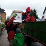 Karton zu schwer? Altpapiersammlung 2016 - schwere Kartons hochheben