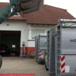 Bagger im Einsatz Altpapiersammlung 2016 - Auch Bagger werfen Papier rein